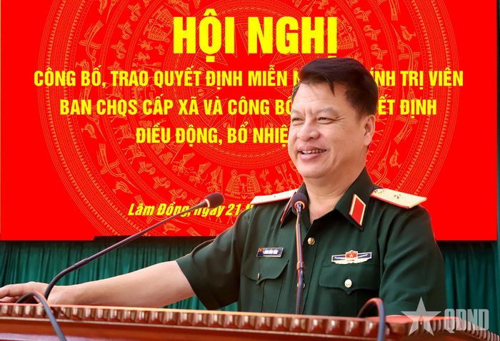 Thiếu tướng Đinh Hồng Tiếng phát biểu tại hội nghị.