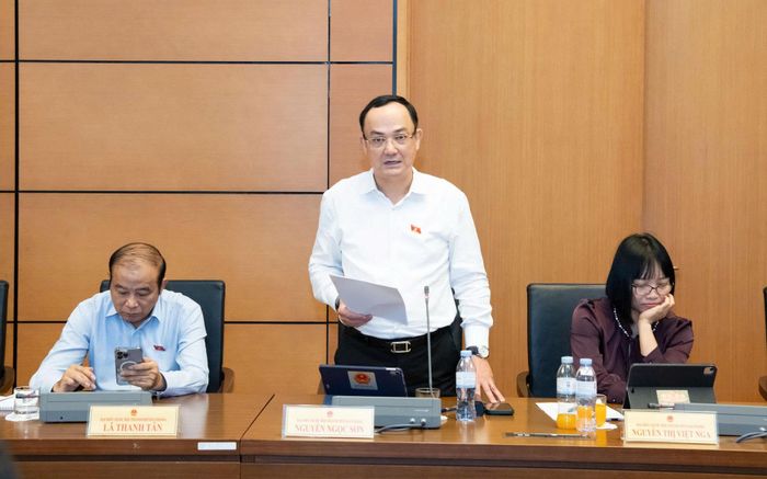  Đại biểu Nguyễn Ngọc Sơn (đoàn Hải Phòng) phát biểu thảo luận tại tổ về dự án Luật sửa đổi, bổ sung một số điều của Luật Trẻ em, Luật Người khuyết tật, Luật Khám bệnh, chữa bệnh, Luật Dược, Luật Người cao tuổi và Luật Bảo hiểm y tế. Ảnh: LÂM HIỂN 