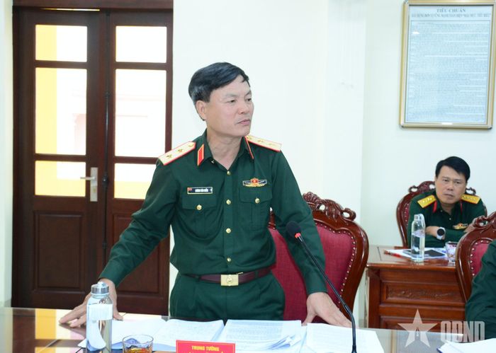 Trung tướng Lương Văn Kiểm, Tư lệnh Quân khu 3 báo cáo đoàn công tác một số kết quả nổi bật của Quân khu trong thời gian qua.