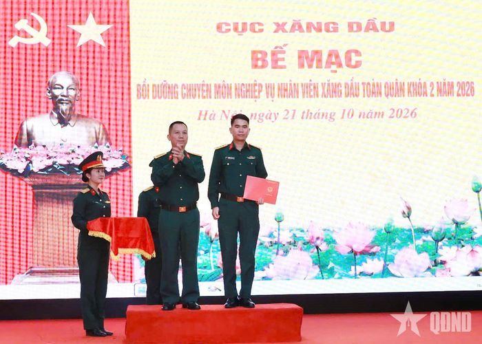 Lãnh đạo Cục Xăng dầu trao chứng chỉ bồi dưỡng chuyên môn, nghiệp vụ cho học viên.