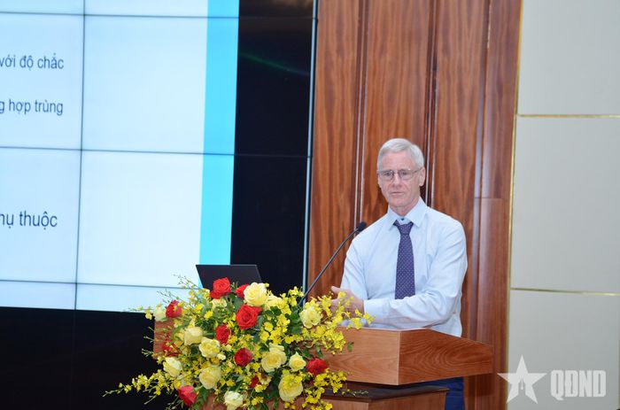 Tiến sĩ Thomas Parsons, Cố vấn khoa học cấp cao của Ủy ban Quốc tế về người mất tích (ICMP) trình bày tham luận.