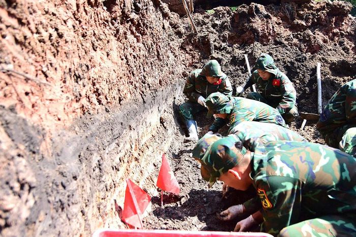  Lực lượng chức năng tìm kiếm, quy tập hài cốt liệt sĩ tại Công viên Lê Thị Riêng. 