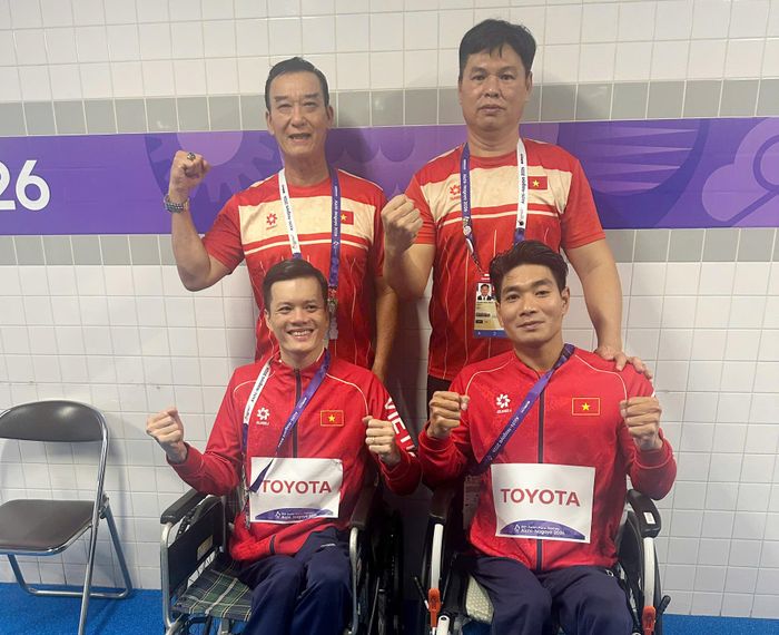 Đỗ Thanh Hải (ngồi bên phải) và Lê Tiến Đạt (ngồi bên trái) tại Asian Para Games 2026. Ảnh: THÁI DƯƠNG