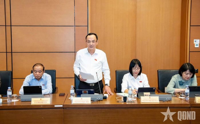 Đại biểu Nguyễn Ngọc Sơn (đoàn Hải Phòng) phát biểu thảo luận tại Tổ 3. Ảnh: LÂM HIỂN