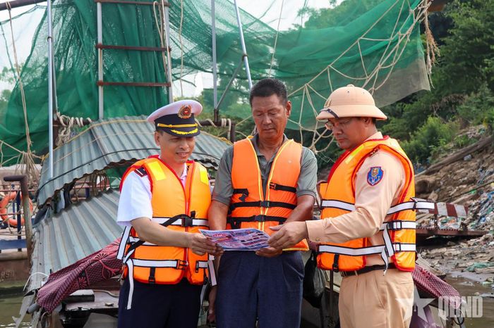  Lực lượng chức năng phát tờ rơi tuyên truyền đến các hộ làm nghề đánh bắt thủy sản.  