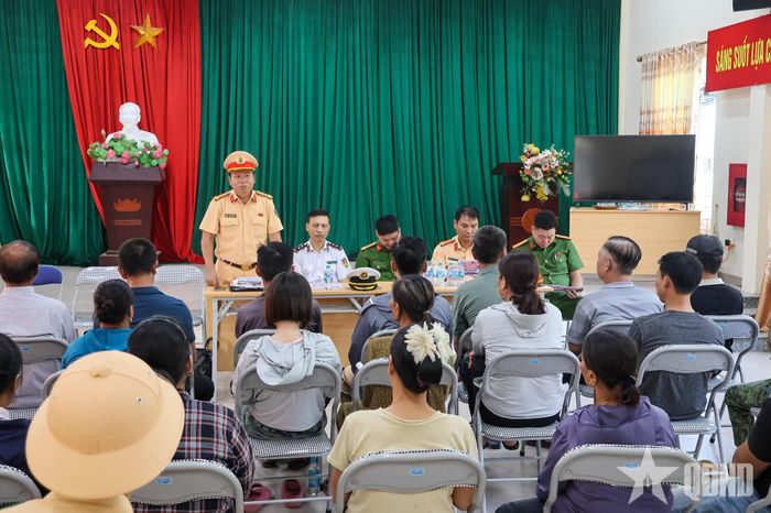  Toàn cảnh buổi tuyên truyền tại khu vực bến đò Văn Đức, xã Bát Tràng.  