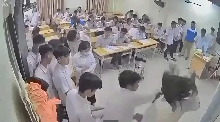 Nam sinh hành hung giáo viên ngay tại lớp học.