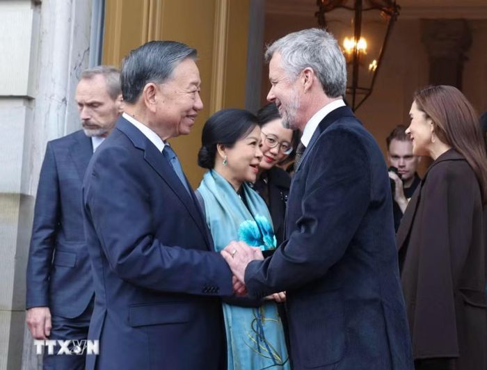 Tổng Bí thư, Chủ tịch nước Tô Lâm và phu nhân Ngô Phương Ly chia tay Nhà vua Đan Mạch Frederik X và Hoàng hậu Mary tại lễ tiễn. Ảnh: TTXVN