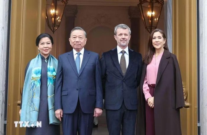 Tổng Bí thư, Chủ tịch nước Tô Lâm và phu nhân Ngô Phương Ly cùng Nhà vua Đan Mạch Frederik X và Hoàng hậu Mary chụp ảnh chung tại lễ tiễn. Ảnh: TTXVN