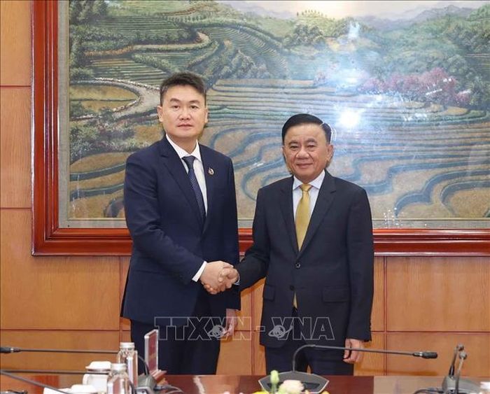 Đồng chí Trần Cẩm Tú và Bí thư Trung ương Đoàn Thanh niên Nhân dân Cách mạng Lào Thongly Sisoulith. Ảnh: TTXVN