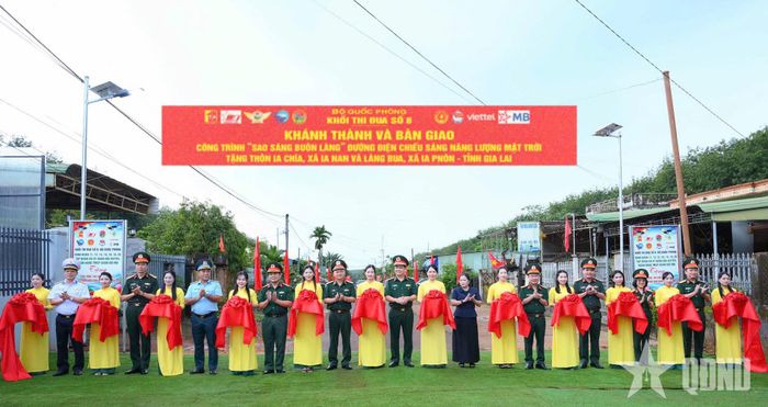Lãnh đạo các đơn vị Khối thi đua số 8 (Bộ Quốc phòng) cắt băng khánh thành công trình “Sao sáng buôn làng” tại thôn Ia Chia, xã Ia Nan, tỉnh Gia Lai.
