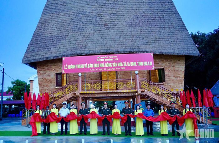 Các đại biểu cắt băng khánh thành Nhà rông văn hóa xã Ia Dom, tỉnh Gia Lai. 
