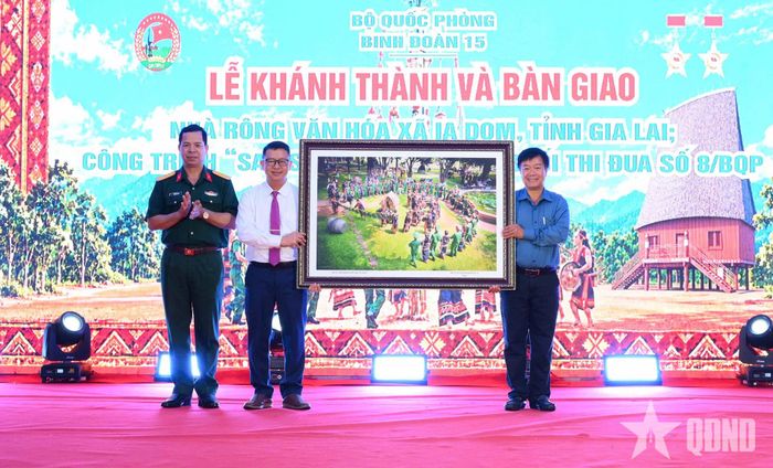 Đại tá Khuất Bá Cao, Bí thư Đảng ủy, Phó tư lệnh Binh đoàn 15 trao quà lưu niệm tặng xã Ia Dom, tỉnh Gia Lai. 