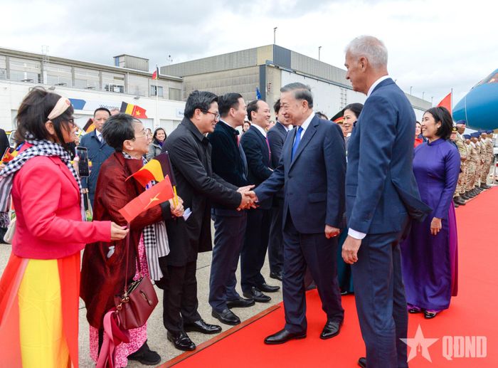  Cán bộ, nhân viên Đại sứ quán và cộng đồng người Việt Nam đón Tổng Bí thư, Chủ tịch nước Tô Lâm và phu nhân Ngô Phương Ly tại sân bay quân sự Melsbroek, thủ đô Brussels, Vương quốc Bỉ. 