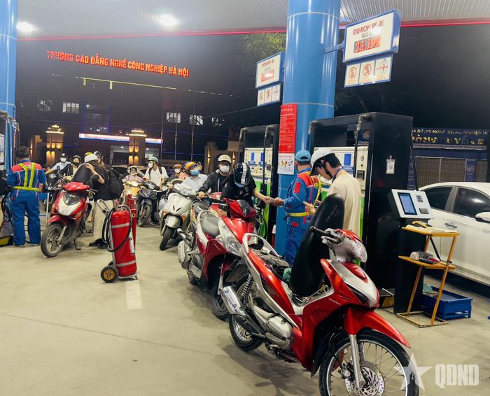 Thủ tướng yêu cầu bảo đảm nguồn cung xăng dầu trong mọi tình huống. Ảnh chụp tại cây xăng trên phố Thành Công, Hà Nội. Ảnh: CHIẾN THẮNG