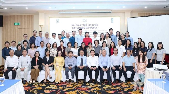 Các đại biểu chụp ảnh lưu niệm. 