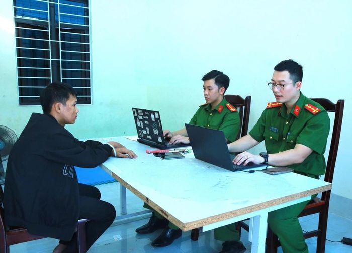Cán bộ điều tra lấy lời khai đối tượng Lý Xuân Hoạt.