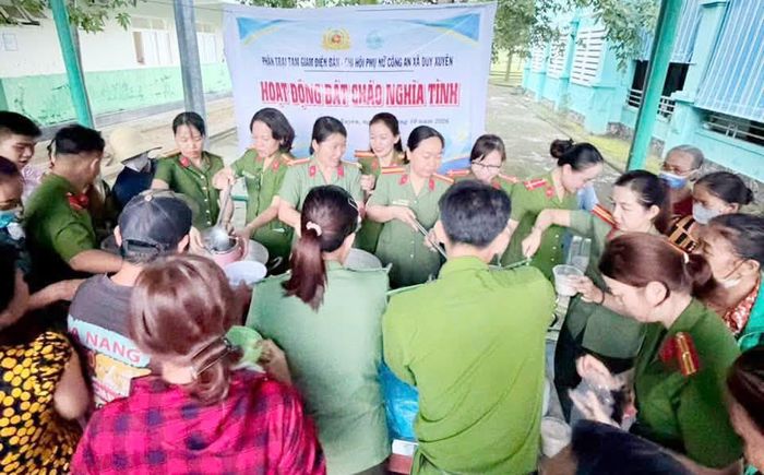 Những bát cháo ấm được tặng cho bệnh nhân tại Trung tâm y tế khu vực Duy Xuyên.