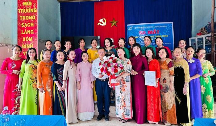 Chủ tịch UBND xã Thượng Đức Phan Trung Phi tặng hoa ra mắt mô hình.