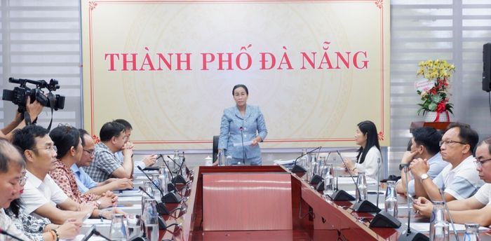 Phó Chủ tịch UBND TP Đà Nẵng Nguyễn Thị Anh Thi phát biểu tại buổi họp.