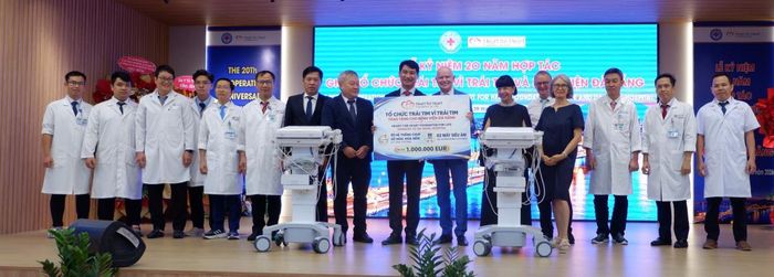 Tổ chức Trái tim vì Trái tim trao tặng Bệnh viện Đà Nẵng hệ thống chụp mạch số hóa xóa nền (DSA) thứ tư cùng hai máy siêu âm với tổng trị giá 1 triệu EUR.