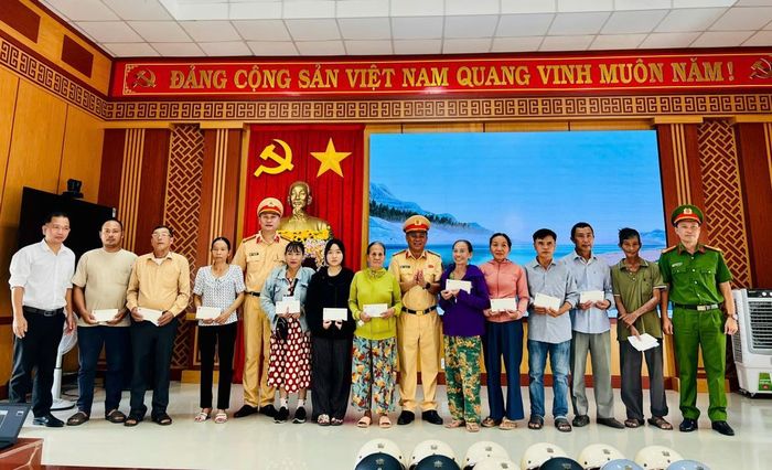 Dịp này, Phòng Cảnh sát giao thông Công an thành phố Đà Nẵng còn dành tặng 15 suất quà cho các người dân có hoàn cảnh khó khăn, khuyết tật nhằm khuyến khích, động viên để vượt qua hoàn cảnh, vươn lên trong cuộc sống.