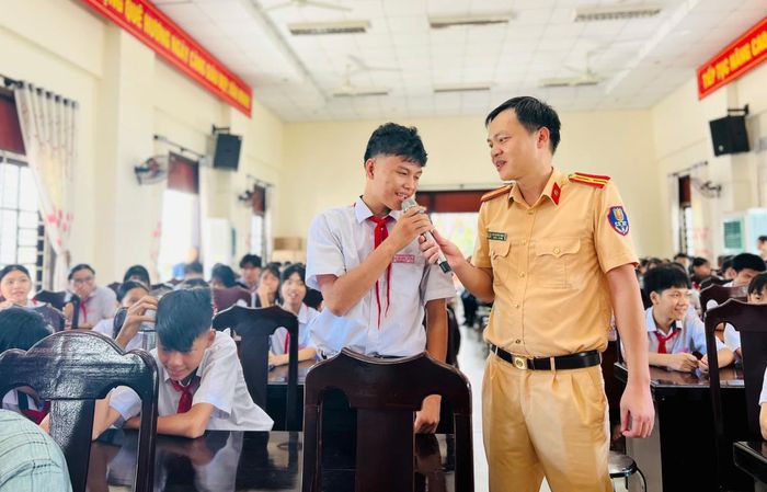 Báo cáo viên thuộc Trạm cảnh sát giao thông Thăng Bình chia sẻ những kiến thức, thông tin và các tình huống người dân thường xuyên bị tai nạn giao thông. Thông qua các hình ảnh, video trực quan, sinh động, báo cáo viên còn đặt ra những câu hỏi nhằm tương tác với người dân, học sinh để hiểu rõ hơn về quy định của pháp luật; một số biện pháp phòng ngừa cần thiết khi tham gia giao thông đường bộ.