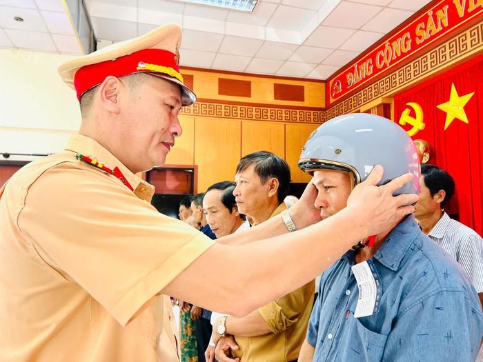 Lãnh đạo Trạm CSGT Thăng Bình (Phòng CSGT Công an TP Đà Nẵng) trao tặng mũ bảo hiểm cho người dân xã Thu Bồn. Dịp này, Ban tổ chức đã dành tặng 200 chiếc mũ bảo hiểm cho người dân. Đây là những món quà vô cùng ý nghĩa và thiết thực nhằm lan tỏa thông điệp về an toàn giao thông, xây dựng văn hóa giao thông văn minh, an toàn.