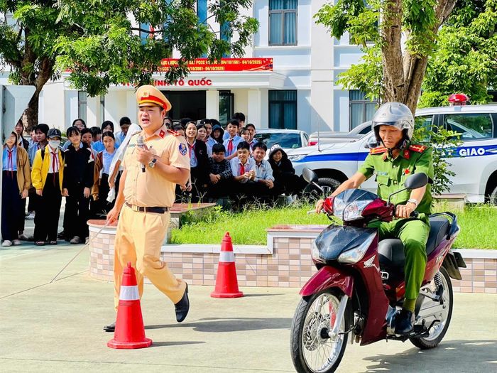 Buổi tuyên truyền đã cung cấp cho người dân và học sinh những kiến thức cơ bản về Luật an toàn giao thông đường bộ, kỹ năng lái xe an toàn. Qua đó, mỗi người tham gia giao thông là tấm gương trong việc chấp hành luật giao thông; một tuyên truyền viên tích cực để cùng vận động bạn bè, gia đình, người thân chấp hành luật giao thông, góp phần đảm bảo trật tự an toàn giao thông, giảm thiểu tai nạn giao thông và các hành vi vi phạm.
