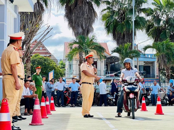 Báo cáo viên còn trang bị một số kỹ năng cần thiết khi tham gia giao thông như lái xe an toàn, đội mũ bảo hiểm theo quy định, chấp hành các biển báo và tín hiệu đèn giao thông.