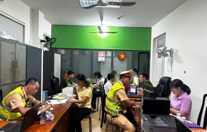 Lực lượng CSGT mời nhóm người vi phạm về làm việc