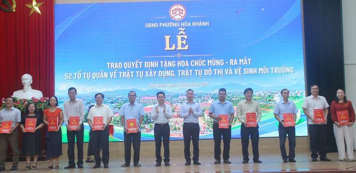 Lãnh đạo phường Hòa Khánh trao quyết định thành lập và ra mắt 52 Tổ tự quản.