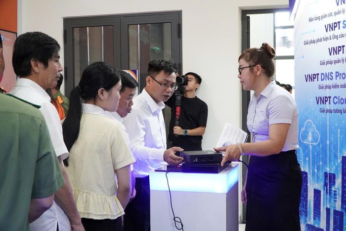 Đại biểu dự hội nghị tham quan gian hàng trưng bày, giới thiệu sản phẩm, giải pháp công nghệ, các thiết bị phục vụ công tác bảo đảm an ninh mạng