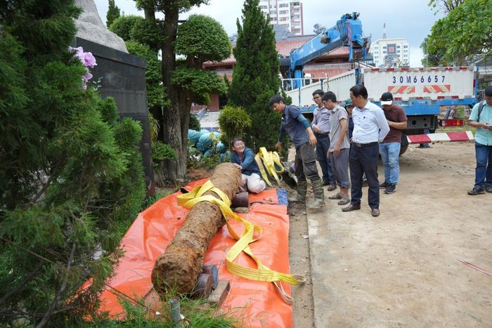 Vị trí đặt hiện vật sau khi di dời để thuận tiện công tác vệ sinh và xử lý ở các bước tiếp theo.