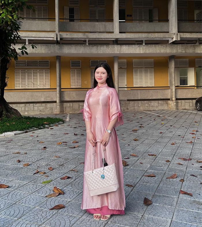 Trần Thị Tuyết Ngân - tân sinh viên ngành Giáo dục Mầm non, trường ĐH Sư phạm (ĐH Huế) đến trường trong những ngày đầu tiên.