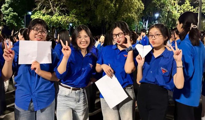 Ngân (thứ hai, từ phải sang) tham gia Đội Tình nguyện - Đoàn trường ĐH Sư phạm (ĐH Huế), nữ sinh có thêm cơ hội giao lưu, học hỏi và hòa nhập với môi trường đại học.