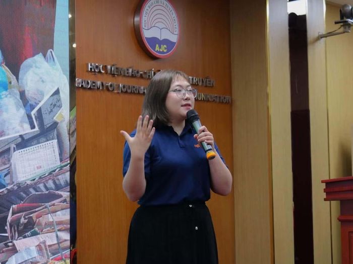 Ngọc Huyền trong một buổi phát biểu tại trường.