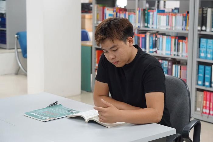 Ngoài những tiết học trên giảng đường, Nguyễn Công Chính cũng chủ động tìm tòi, nghiên cứu thêm các tài liệu về nghiên cứu khoa học.