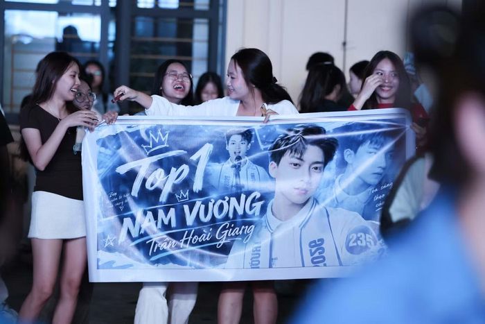 Đội cổ vũ của thí sinh Trần Hoài Giang, Trường Đại học Hùng Vương, tại chung kết Sinh viên Thanh lịch 2026.