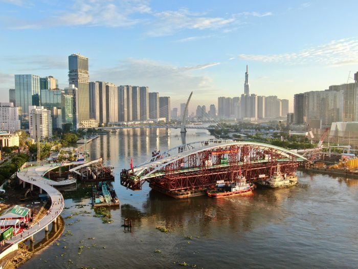 Sáng ngày 21-10, công tác hợp long cầu đi bộ qua sông Sài Gòn bắt đầu triển khai. Ảnh: HOÀNG HÙNG