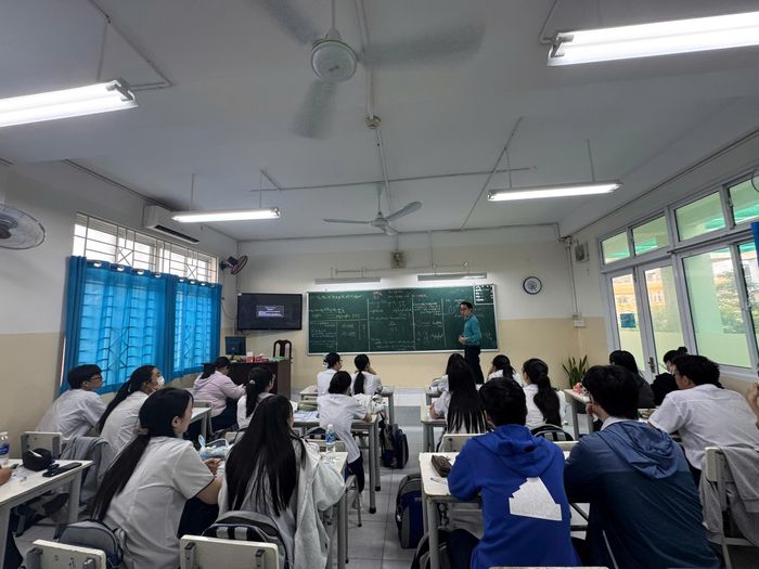  Học sinh Trường THPT Nguyễn Hiền (phường Bình Thới, TPHCM) trong một giờ học. 