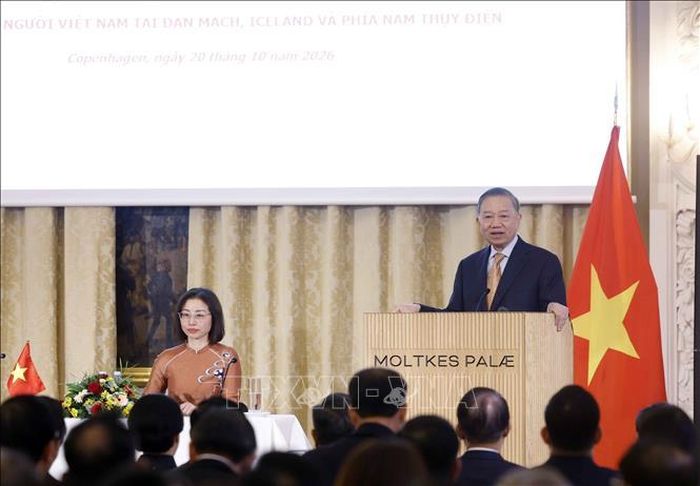 Tổng Bí thư, Chủ tịch nước Tô Lâm nói chuyện thân mật với cán bộ, nhân viên Đại sứ quán Việt Nam và cộng đồng người Việt Nam. Ảnh: TTXVN