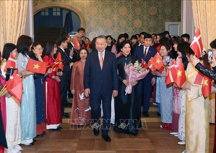 Tổng Bí thư, Chủ tịch nước Tô Lâm và Phu nhân Ngô Phương Ly dự buổi gặp gỡ cán bộ, nhân viên Đại sứ quán Việt Nam tại Đan Mạch và cộng đồng người Việt Nam tại Đan Mạch, Iceland, Nam Thụy Điển. Ảnh: TTXVN