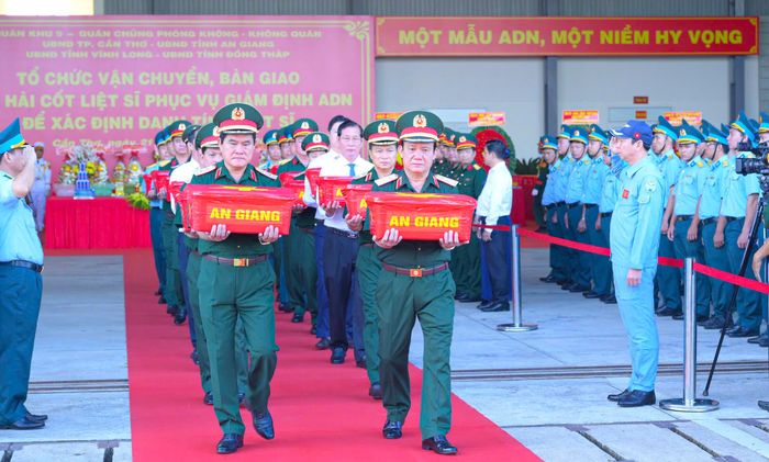  Lãnh đạo Quân khu 9 và các tỉnh, thành đưa mẫu sinh phẩm hài cốt liệt sĩ lên máy bay 