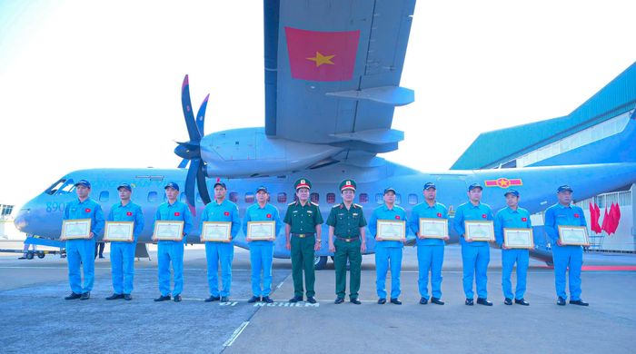  Lãnh đạo Quân khu 9 trao bằng khen cho các đơn vị, cá nhân tham gia thực hiện vận chuyển mẫu hài cốt liệt sĩ 