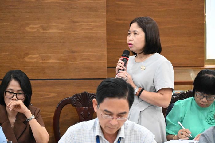  Cô Đỗ Ngọc Chi, Hiệu trưởng Trường Tiểu học Nguyễn Bỉnh Khiêm (phường Sài Gòn) nêu ý kiến tại buổi làm việc 