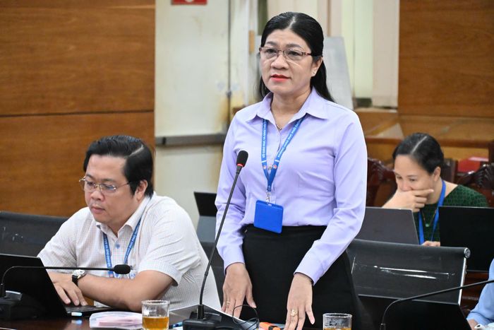  Trưởng phòng Giáo dục phổ thông (Sở GD-ĐT TPHCM) Phạm Thị Bé Hiền trao đổi tại buổi làm việc 