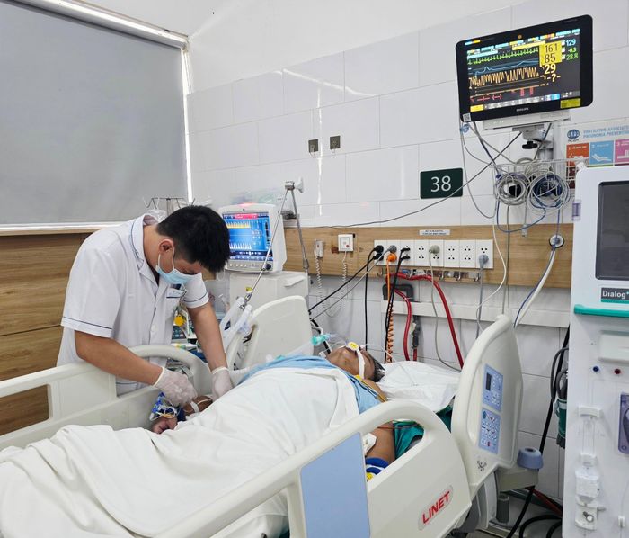 Một bệnh nhân ngộ độc khí clo đang được điều trị tại Bệnh viện Bạch Mai. Ảnh: NGUYÊN HÀ