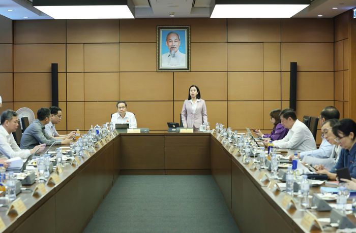  Đoàn đại biểu Quốc hội TPHCM thảo luận tại tổ, sáng 21-10. Ảnh QUANG PHÚC 