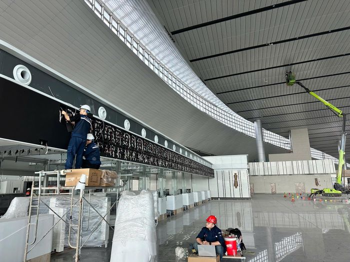  Nhân viên kỹ thuật lắp đặt hệ thống thông tin tín hiệu chuyến bay 